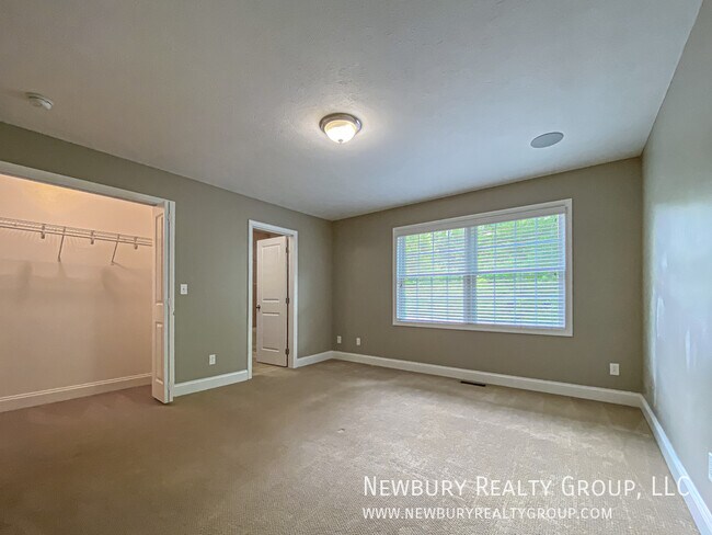 Building Photo - 147 Banksville Pl