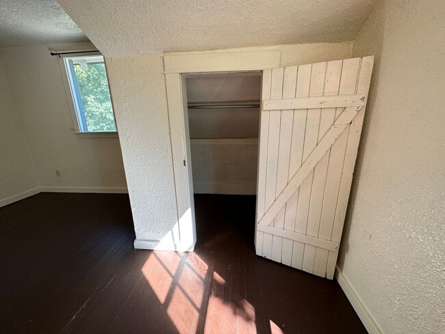 Building Photo - 2 Bedroom Unit in The Dalles For Rent