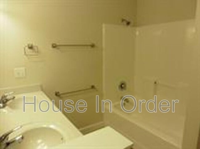 Building Photo - 15-1 Howards Row Place