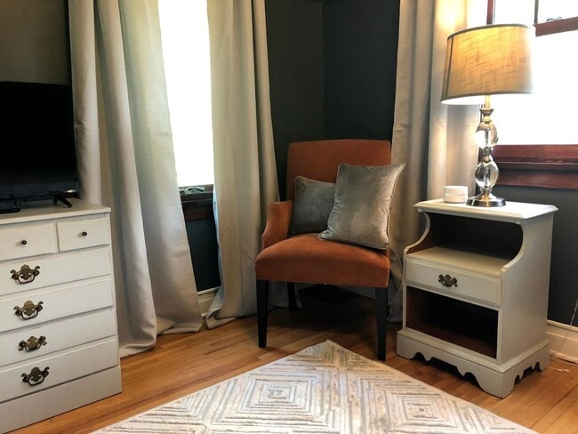 Building Photo - Charming Tudor 3 Blocks From Mayo