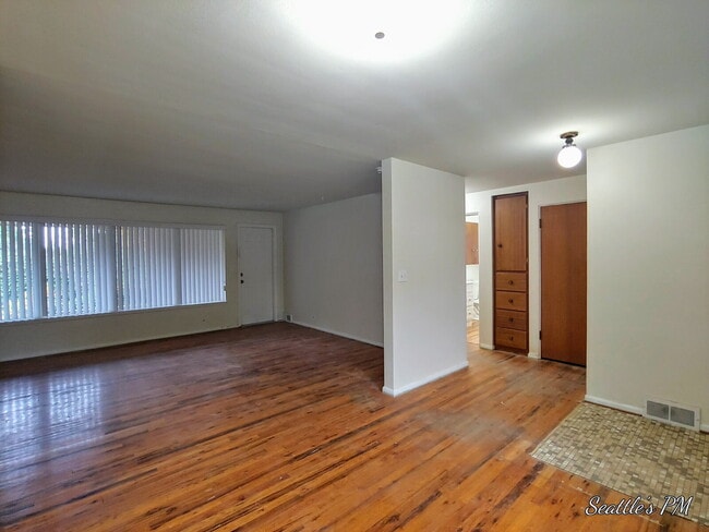 Building Photo - "Charming 2-Bed Retreat with Gleaming Hardwood Floors in Prime Seattle Location!"