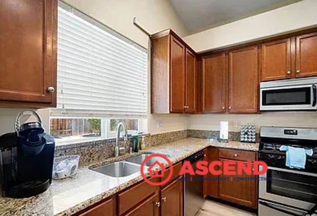 Building Photo - Lovely 4 Bedroom Home in Campus Park Area!