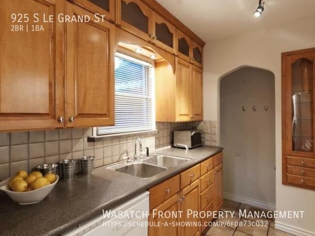 Building Photo - 925 Le Grand St