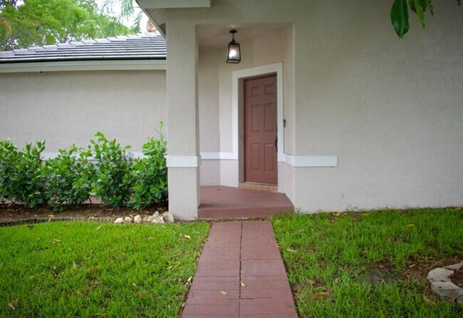 Building Photo - 4907 Pelican Manor