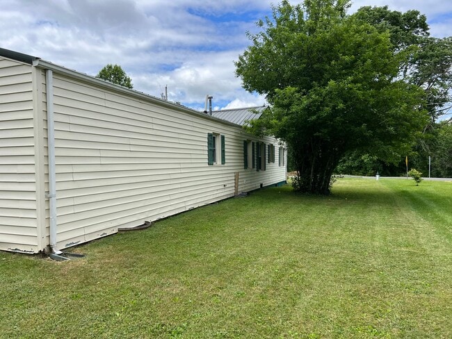 Building Photo - 3 bed 2 full bath -one level house in Jone...