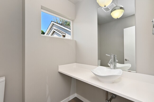 Building Photo - 2121 Waverly Pl N