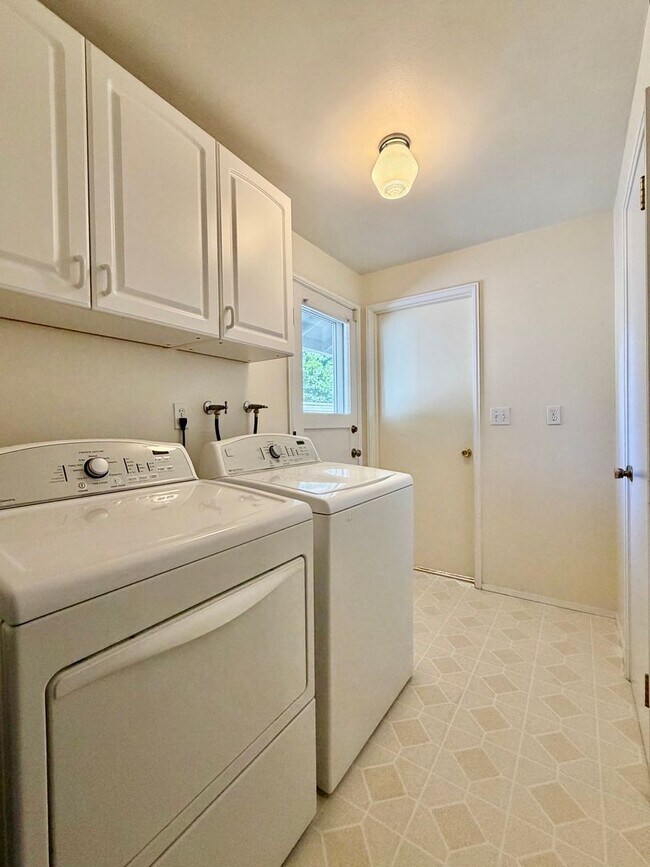 Building Photo - 4 Bed / 2.5 Bath Bellevue rambler $4,095/month