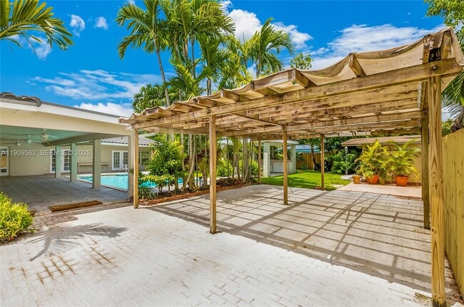 Building Photo - 13820 SW 82nd Ave