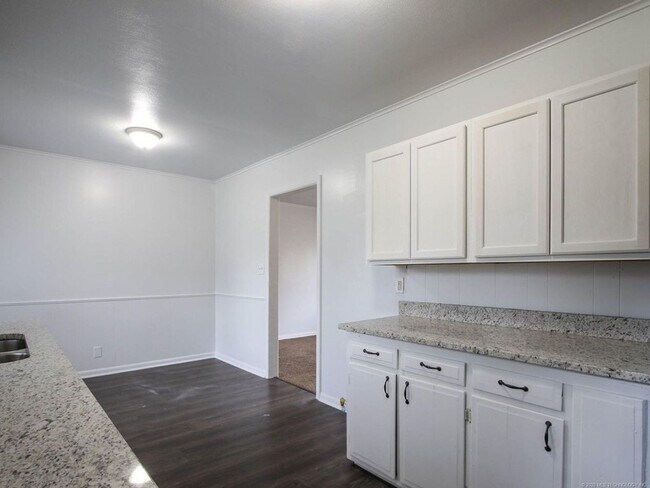 Building Photo - Available Now! 3 Bed / Bath & Large Backyard! Price drop!