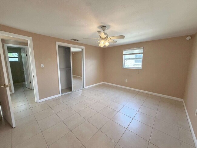Building Photo - "Charming 2-Bed, 1 -bath in Holiday, FL - Cozy 864 Sq Ft Gem!"