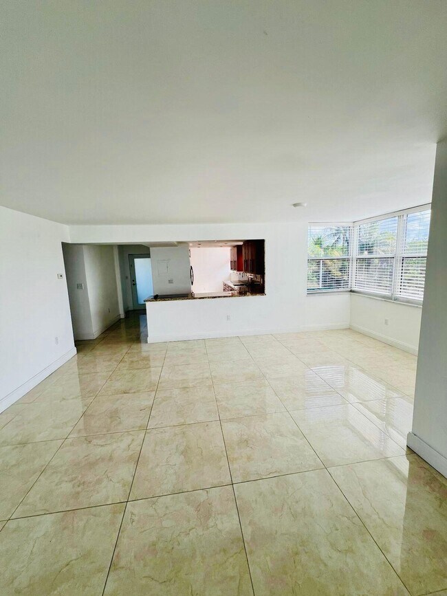 Building Photo - 1175 NE Miami Gardens Dr