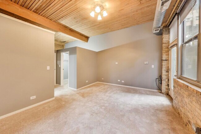 Building Photo - 2333 W St Paul Ave