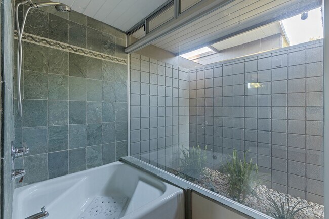 Building Photo - Stunning Mid-Century Modern 4 BR 3 BA with Bonus Room and Office