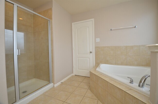 Building Photo - 2707 Roaring Oaks Ln