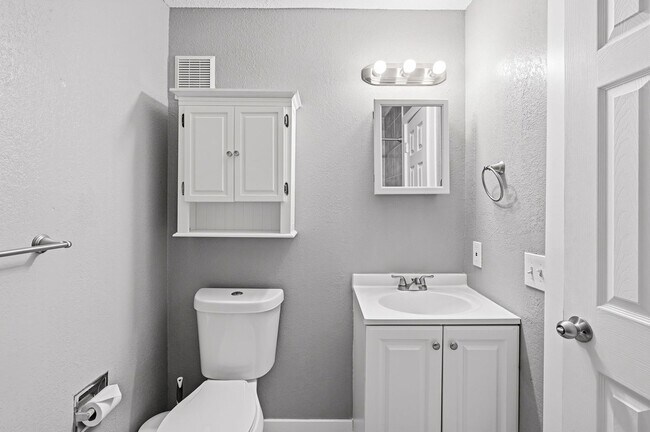 Building Photo - Move in Ready 2bed 2bath in Cherry Creek Schools