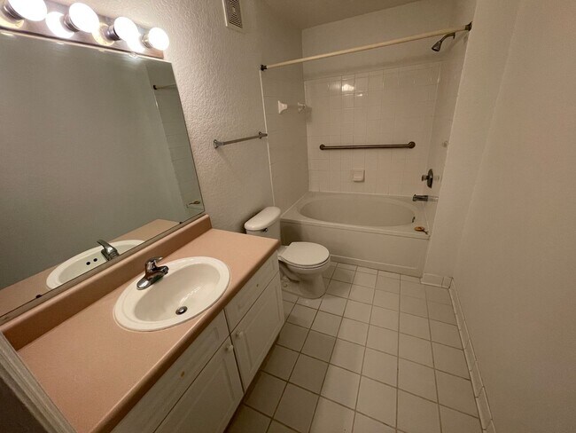 Building Photo - 1 Bed/1 Bath in Manor Row at Park Central!...