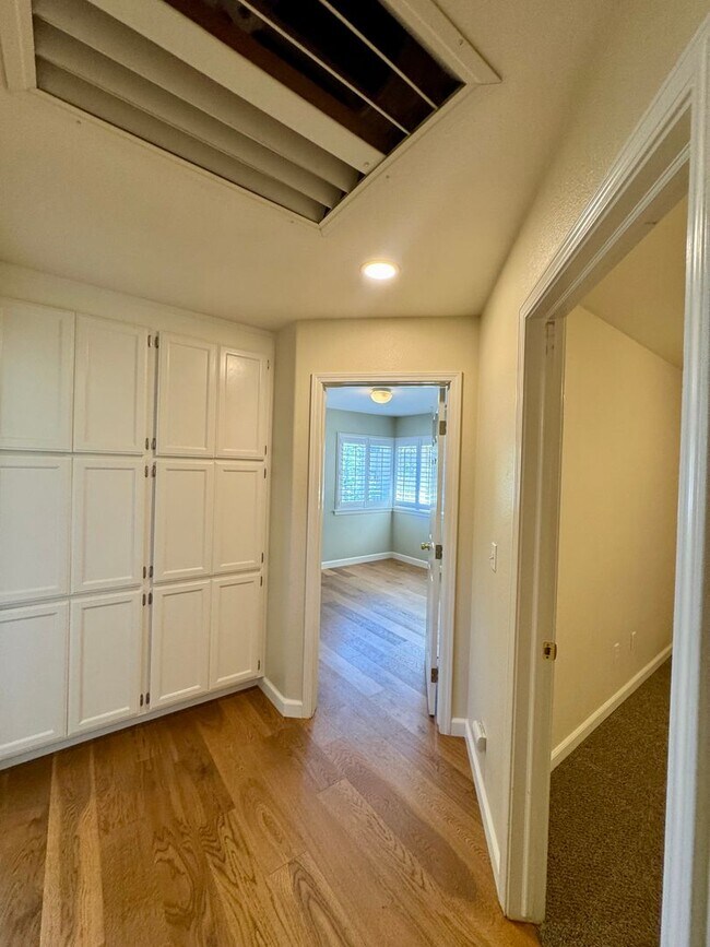 Building Photo - Spacious 3 bedroom, 3 bath bi-level home nestled in the scenic Sierra Nevada foothills