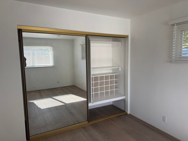 Building Photo - 2528 Bowdoin Pl