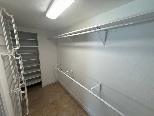 Building Photo - Gulf Breeze - Proper - 5 bedroom, 3.5 bathroom with pool and lawn care included