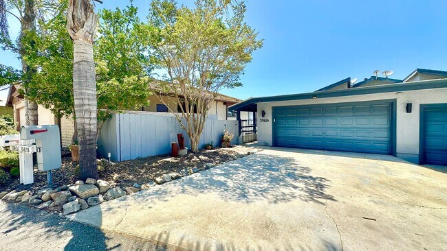 Building Photo - Sweet Two-Story Home with Amazing Views in...