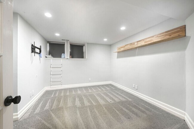 Building Photo - Dual-Entry Designer 2BR | In-Unit W/D | Pet Friendly & Parkside! Available now!