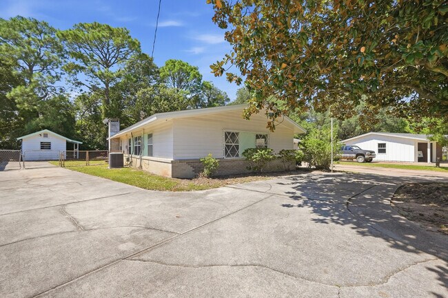 Building Photo - 338 Coral Dr SW
