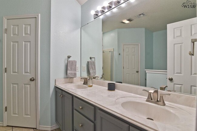 Building Photo - 5516 Chinaberry Dr