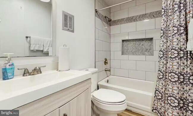 Building Photo - 105 Jamestown Rd