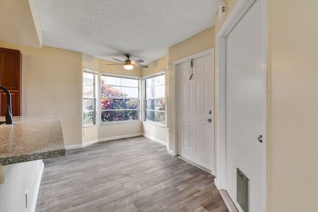 Building Photo - BEAUTIFUL THREE BEDROOM TOWNHOME WITH GARAGE(AVAILABE NOVEMBER)