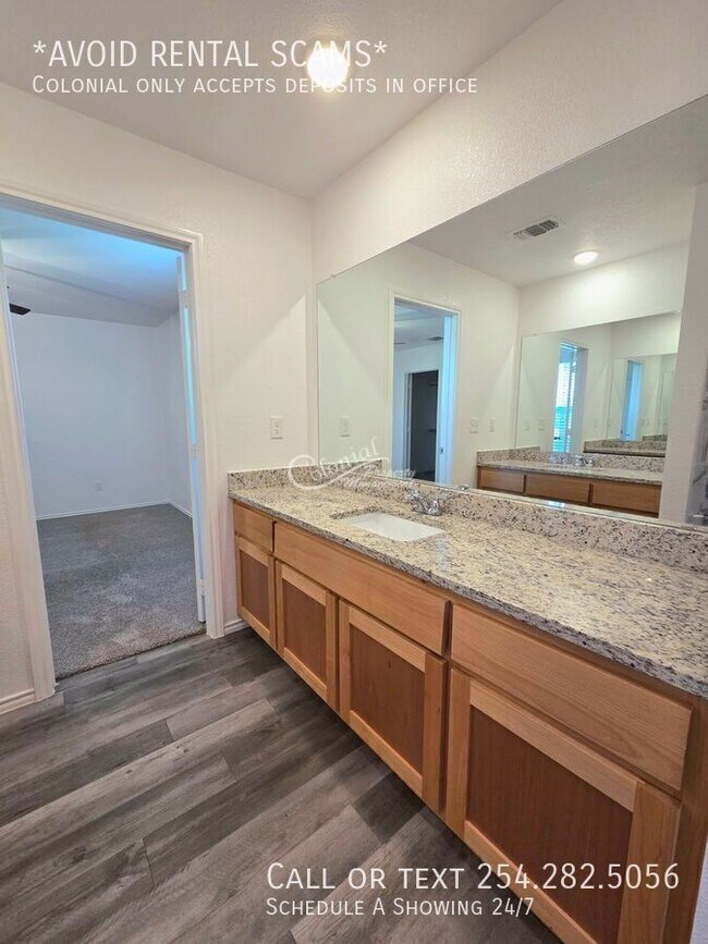 Building Photo - 3208 Stonewall Dr