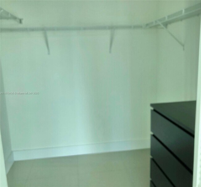 Building Photo - 950 Brickell Bay Dr