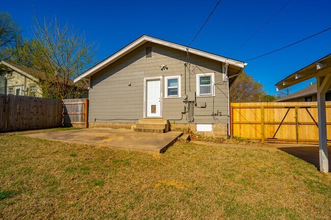 Building Photo - Updated 2 Bed, 1.5 Bath in Tulsa!