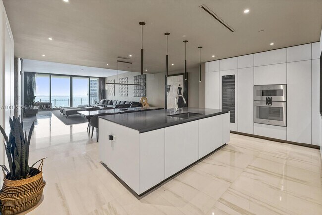 Building Photo - 300 Biscayne Blvd Way