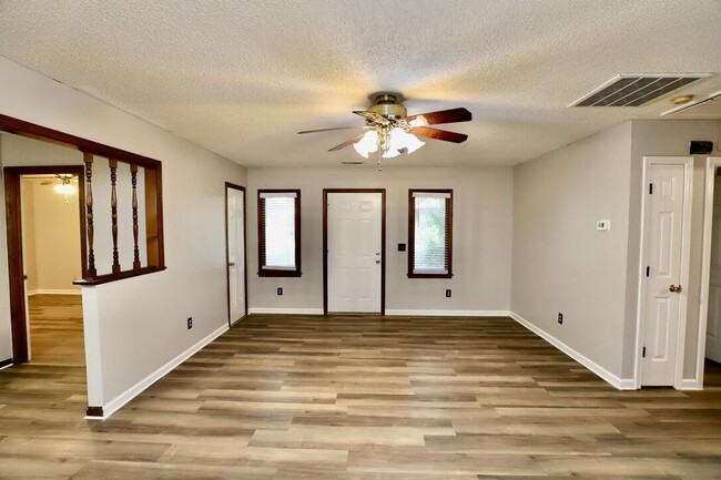 Building Photo - 806 Club Ln