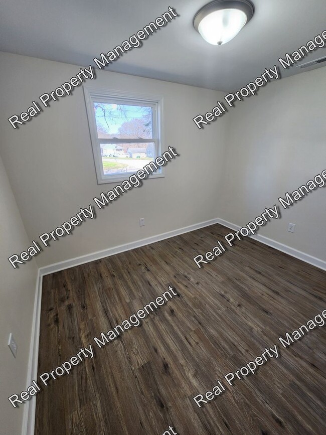 Building Photo - Updated Three Bedroom Ranch