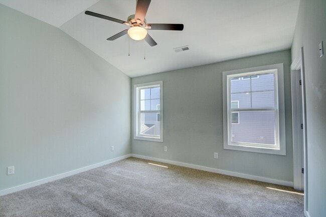 Building Photo - BEAUTIFUL! 2 Bedroom with Flex Space Townh...