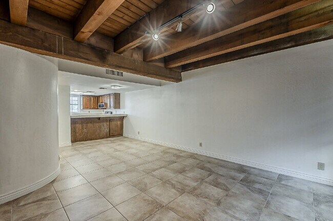 Building Photo - 1028 S Ash Ave