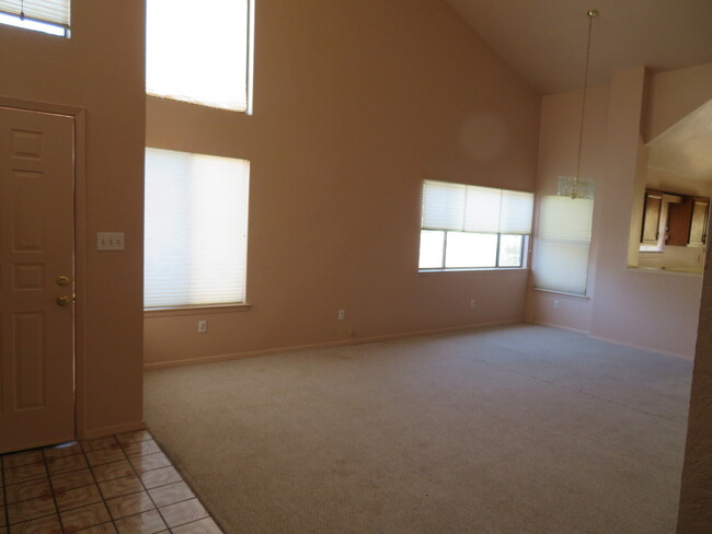 Building Photo - Clean 2 Bedroom 2 Bath Home