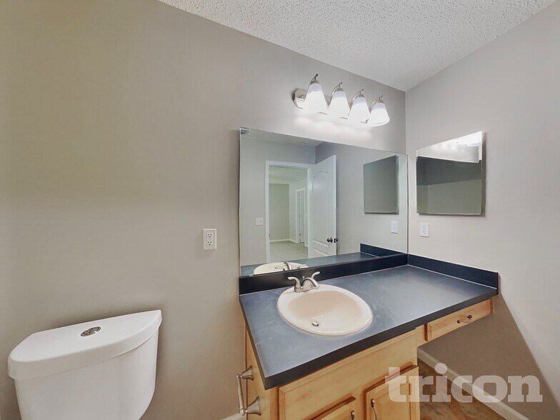 Building Photo - 6669 Southern Oaks Dr