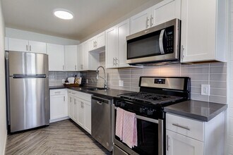 Building Photo - Stunning Remodeled 2 Bed/1 Bath in Old Town Scottsdale | Herringbone Floors & Modern Finishes | F...