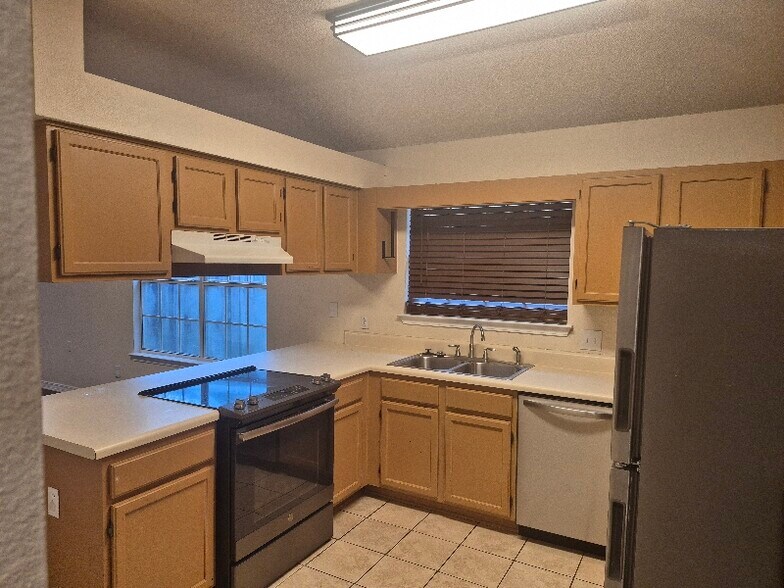 Building Photo - 1108 Sweetbriar St