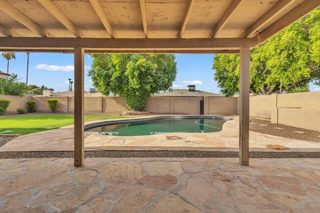 Building Photo - 5 Bed, 3 Bath, Pebble Tec Pool, Granite Counters Huge Kitchen Island