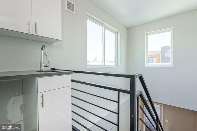Building Photo - 1006 S 17th St