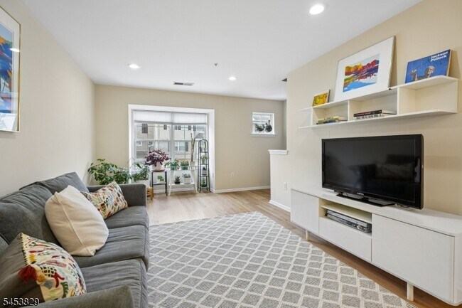 Building Photo - 55 Greenbrook Dr