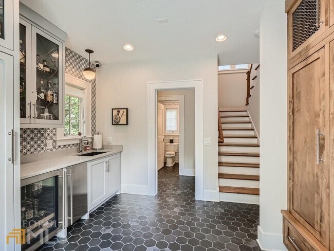 Building Photo - 3312 W Shadowlawn Ave NE