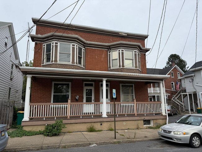 Primary Photo - 7 W North St