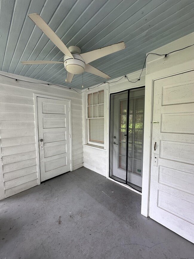Building Photo - 914 Maupas Ave