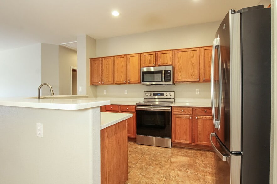 Building Photo - 505 W Del Rio Ln