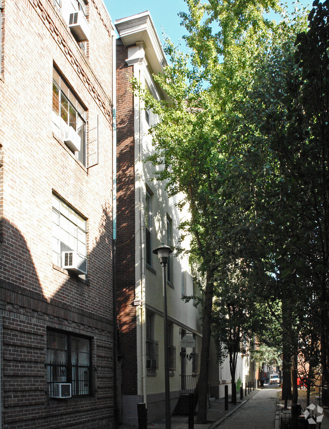 Building Photo - The Barrymore