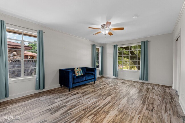 Building Photo - UPDATED MID-CENTURY MODERN HOME WITH SPECIAL CHARACTER